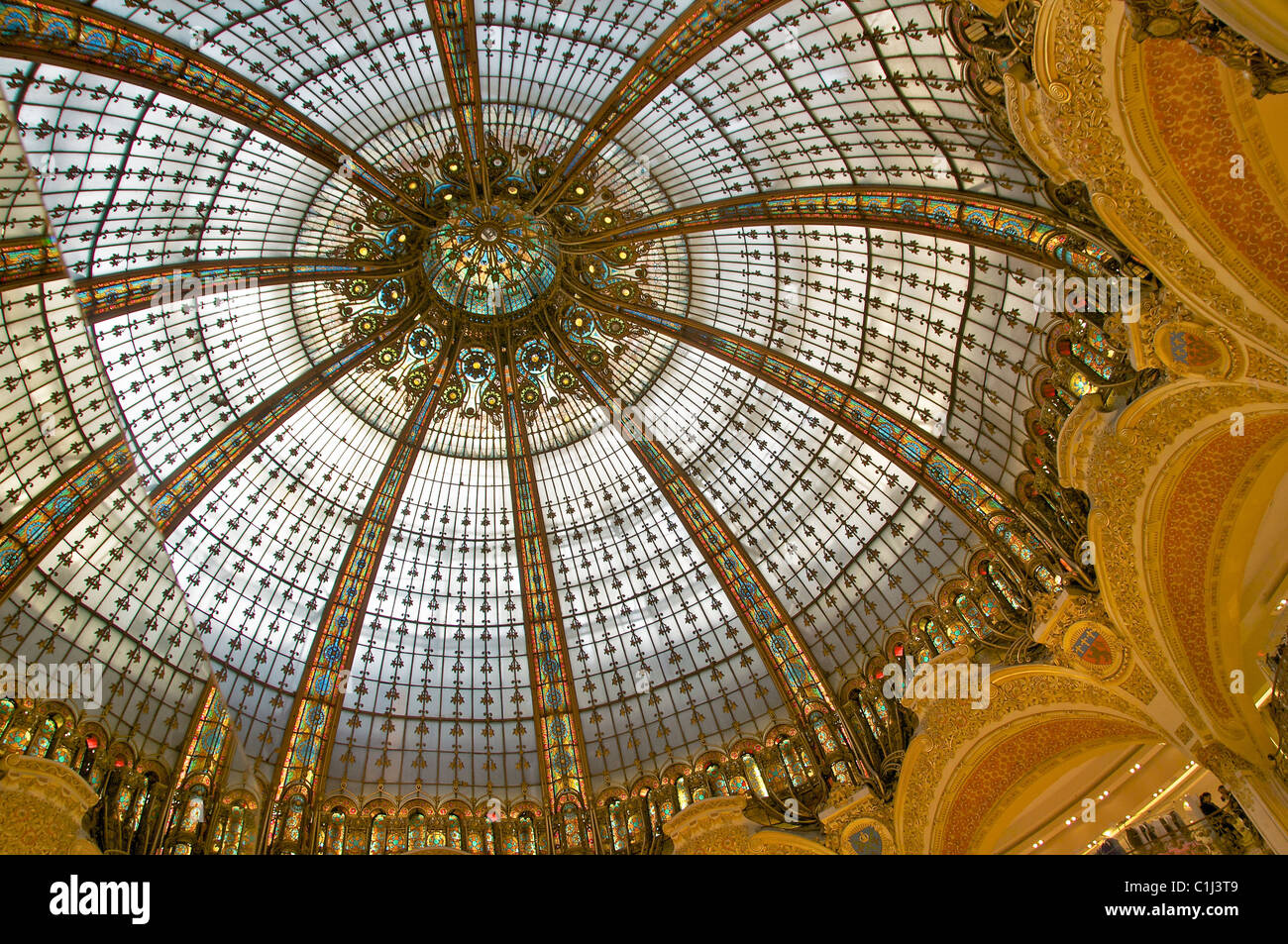 Le dôme de toit dans les galeries Lafayette de Paris. Banque D'Images