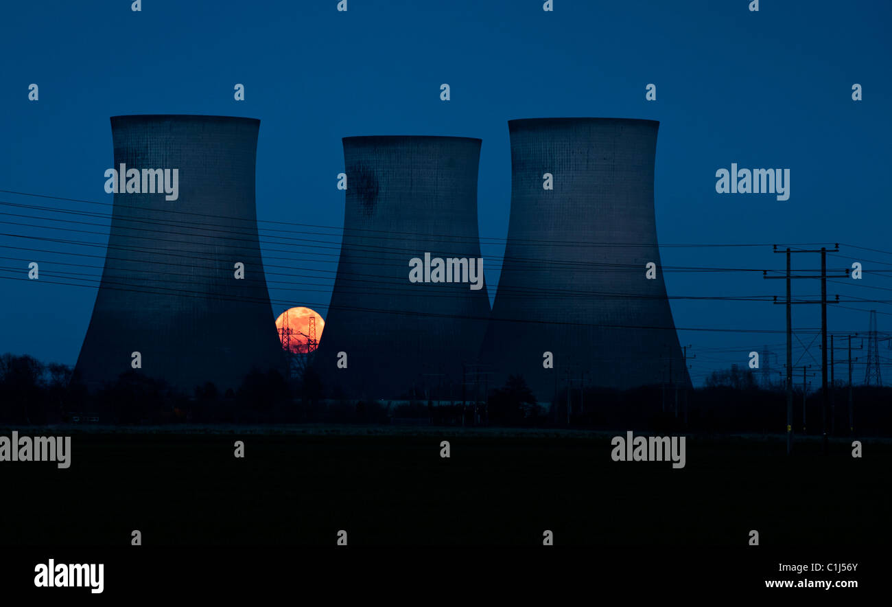 Super pleine Lune, Lune prends derrière Didcot Power Station et ses tours de refroidissement au crépuscule, Didcot, Oxfordshire Banque D'Images