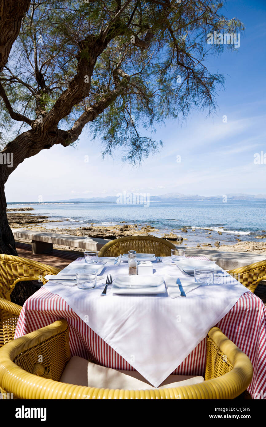Table de restaurant donnant sur la plage, Majorque, Espagne Banque D'Images