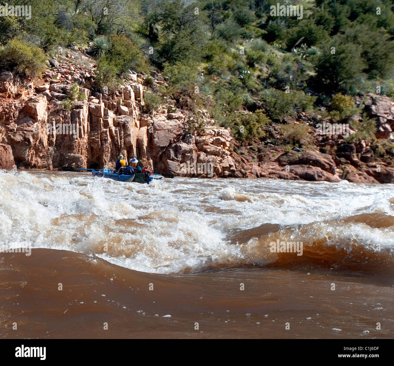 Un couple de rafting sur la Rivière Salée en Arizona, USA sur un bateau ponton. Banque D'Images