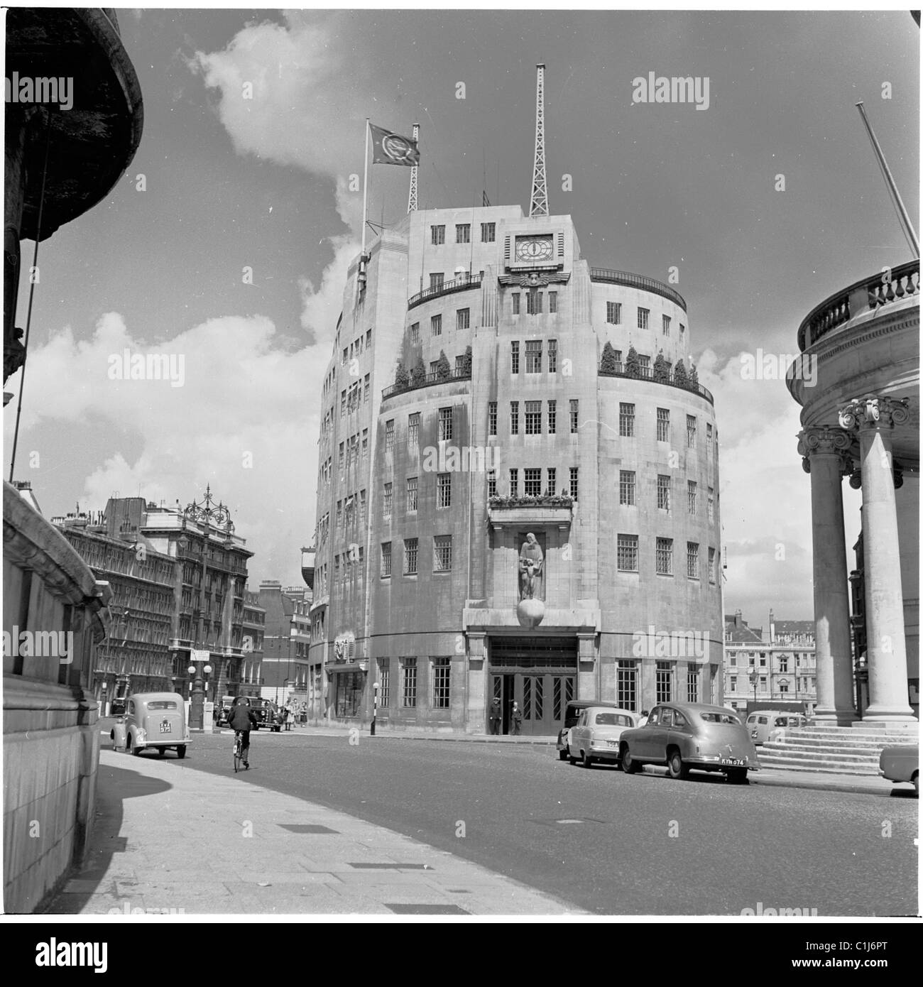 1950s, Broadcasting House, siège de la BBC à Portland place, Regent St, Londres, le premier centre de diffusion construit spécialement au Royaume-Uni a ouvert en 1932. Banque D'Images