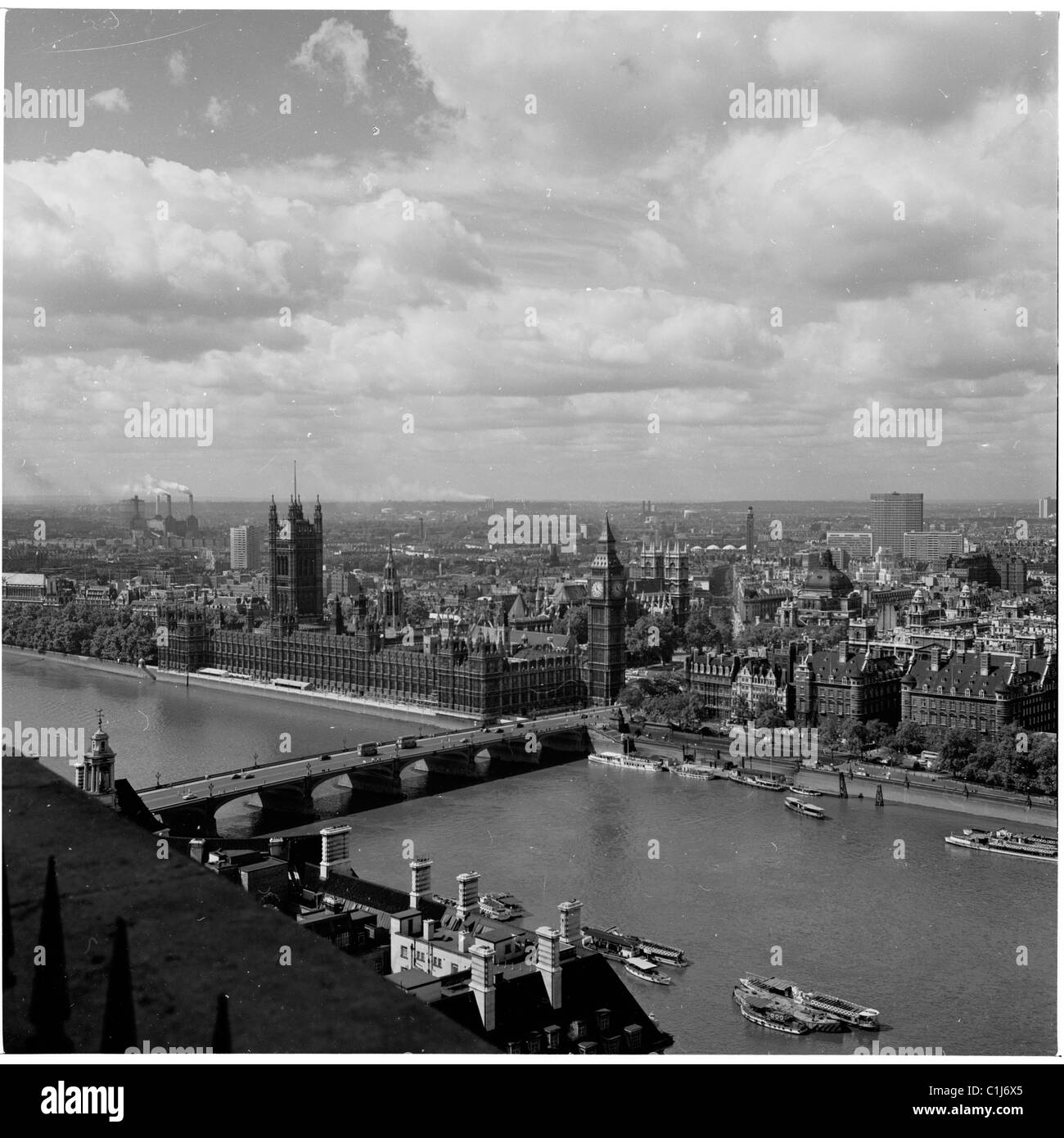 Années 1960, vue aérienne de la Tamise, de Londres et du paysage environnant montrant Westminster Bridge et la Tour Victoria au Palais de Westminster. Banque D'Images