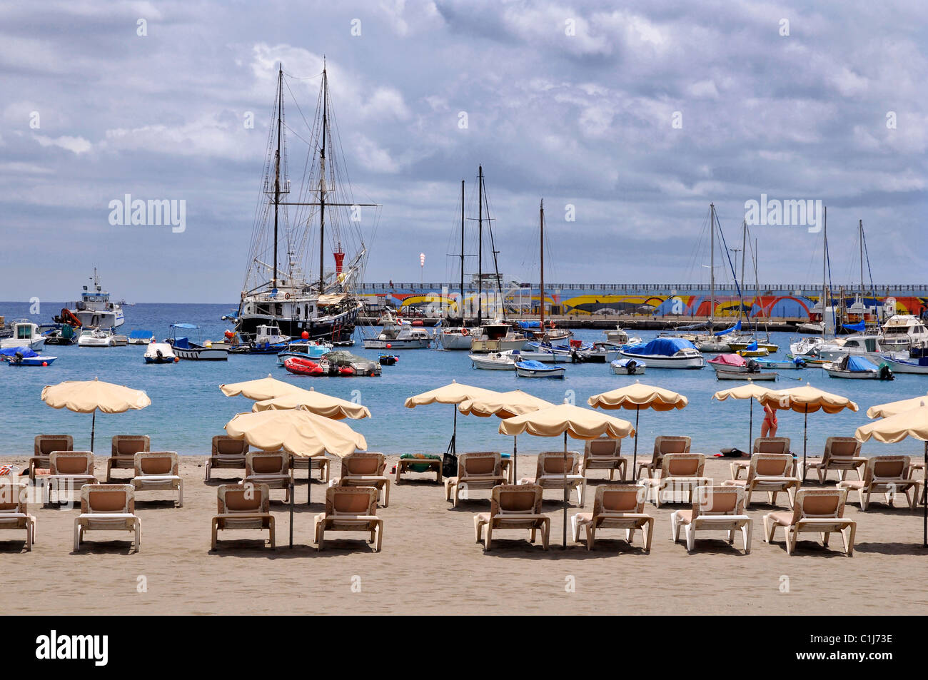 Port et des parasols sur la plage de Los Cristianos de la partie sud de Tenerife, dans les îles Canaries Banque D'Images