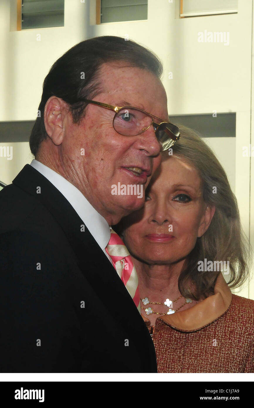 Roger Moore et son épouse Christina 'Kiki' Tholstrup donnant des interviews à l'extérieur de Haus der Bundespresskonferenz - Berlin, Allemagne Banque D'Images