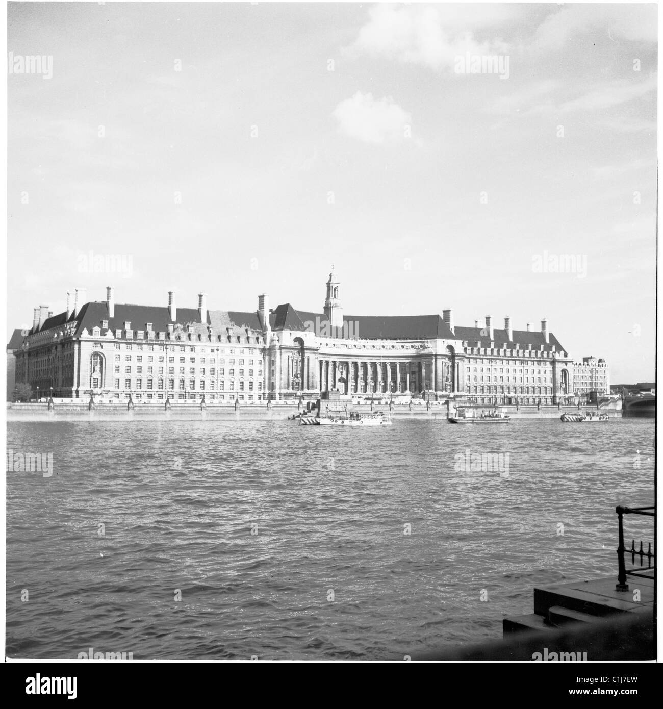 Années 1950, vue du County Hall, un bâtiment abritant les bureaux du London County Council (LCC) vu de l'autre côté de la Tamise, Lambeth, Londres, Angleterre, Royaume-Uni. Banque D'Images