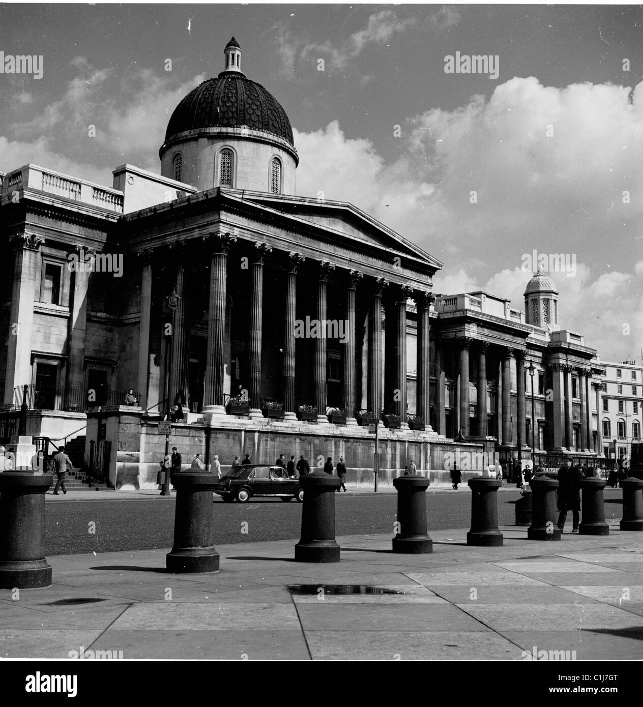 Années 1950, entrée columée couverte de suie à la National Gallery, Trafalgar Square, Westminster, Londres, montrant la route en face, plus tard piétonne. Banque D'Images