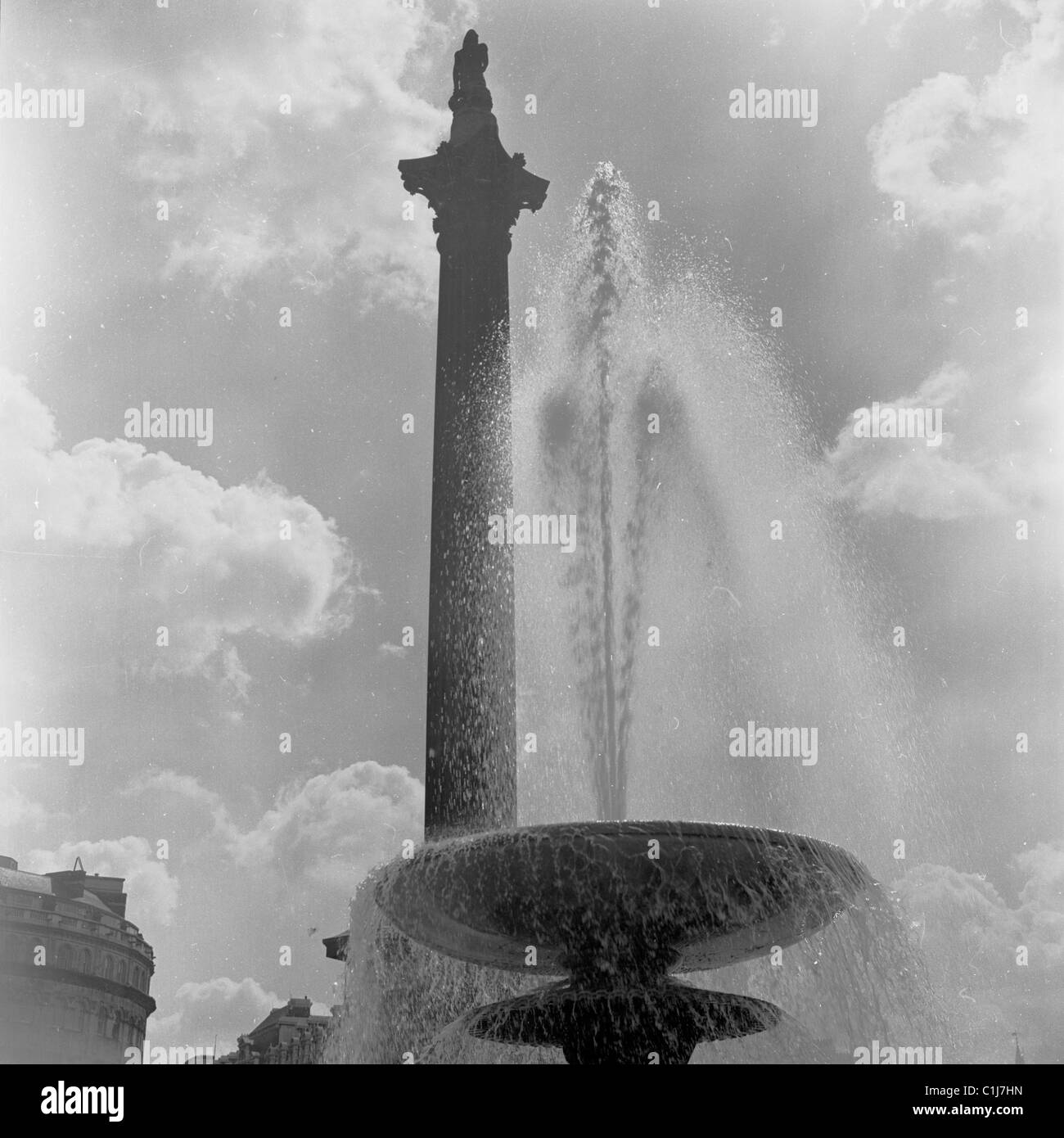 1950s. Une photographie de J Allan Cash d'une fontaine d'eau et de la colonne de Nelson à Trafalgar Square, Westminster, Londres, Angleterre, Royaume-Uni. Banque D'Images