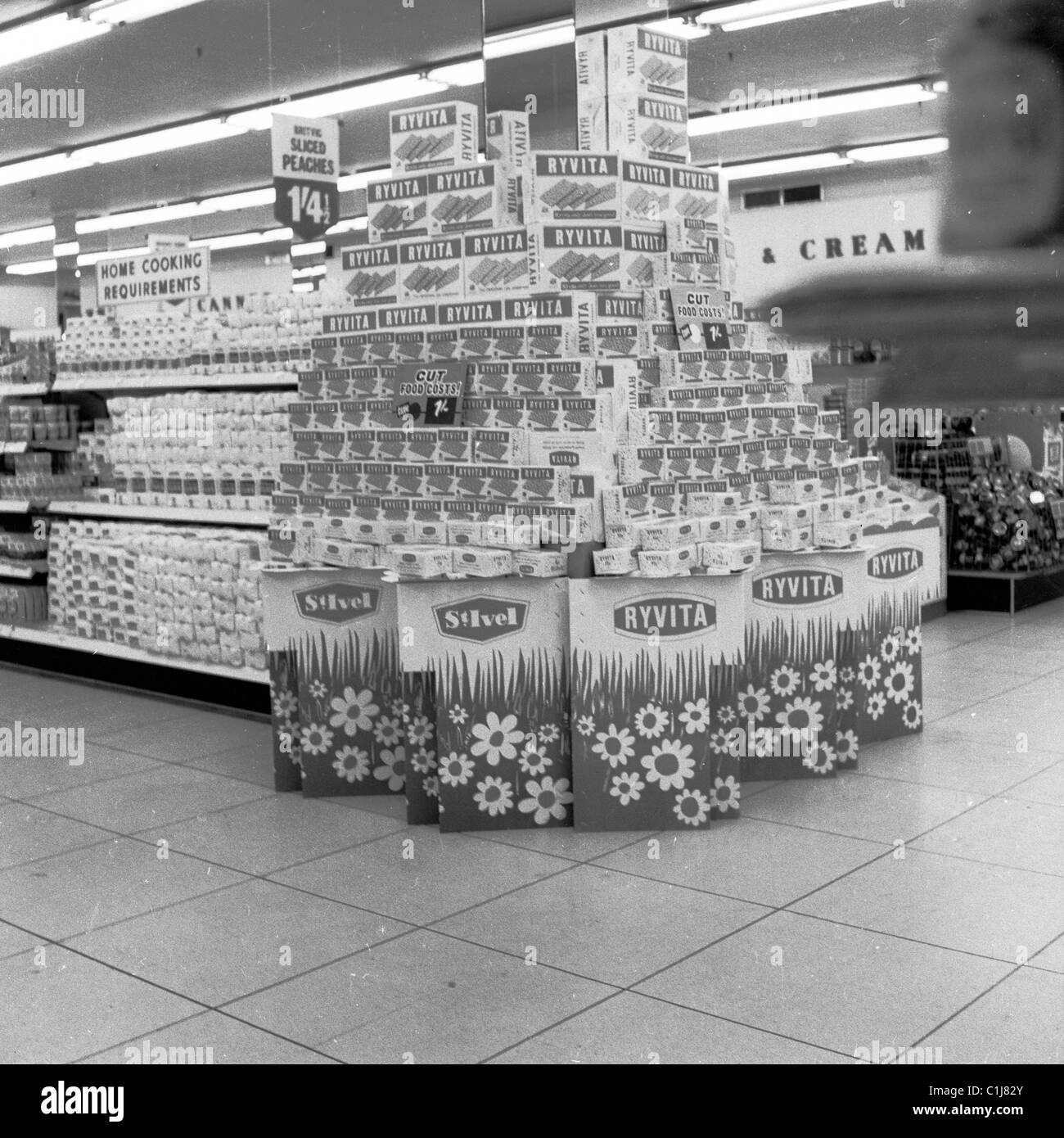 Vers 1960s, à l'intérieur d'une nouvelle boutique libre-service, un supermarché Fine Fare, avec une grande exposition promotionnelle de produits Ryvita, Angleterre, Royaume-Uni. Banque D'Images