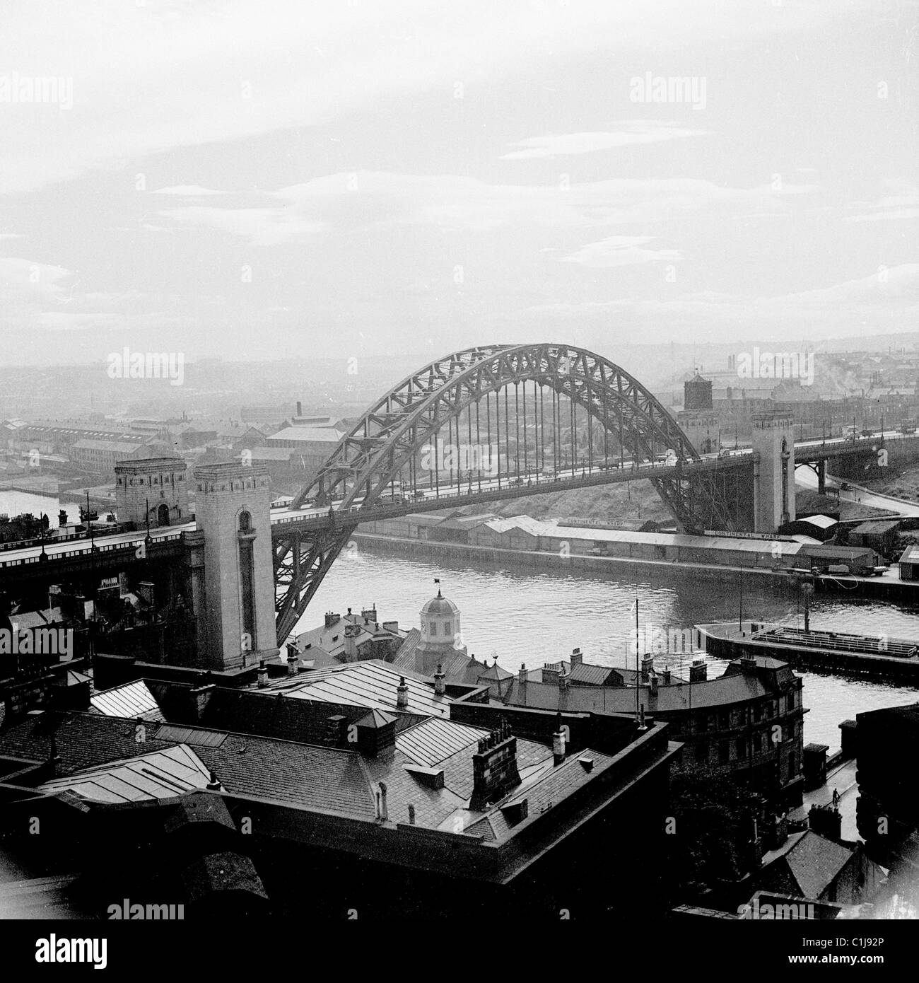 Newcastle-upon-Tyne, Angleterre, années 1950 Une photographie de J Allan Cash du pont Tyne construit en 1928 et considéré comme le symbole de la ville. Banque D'Images