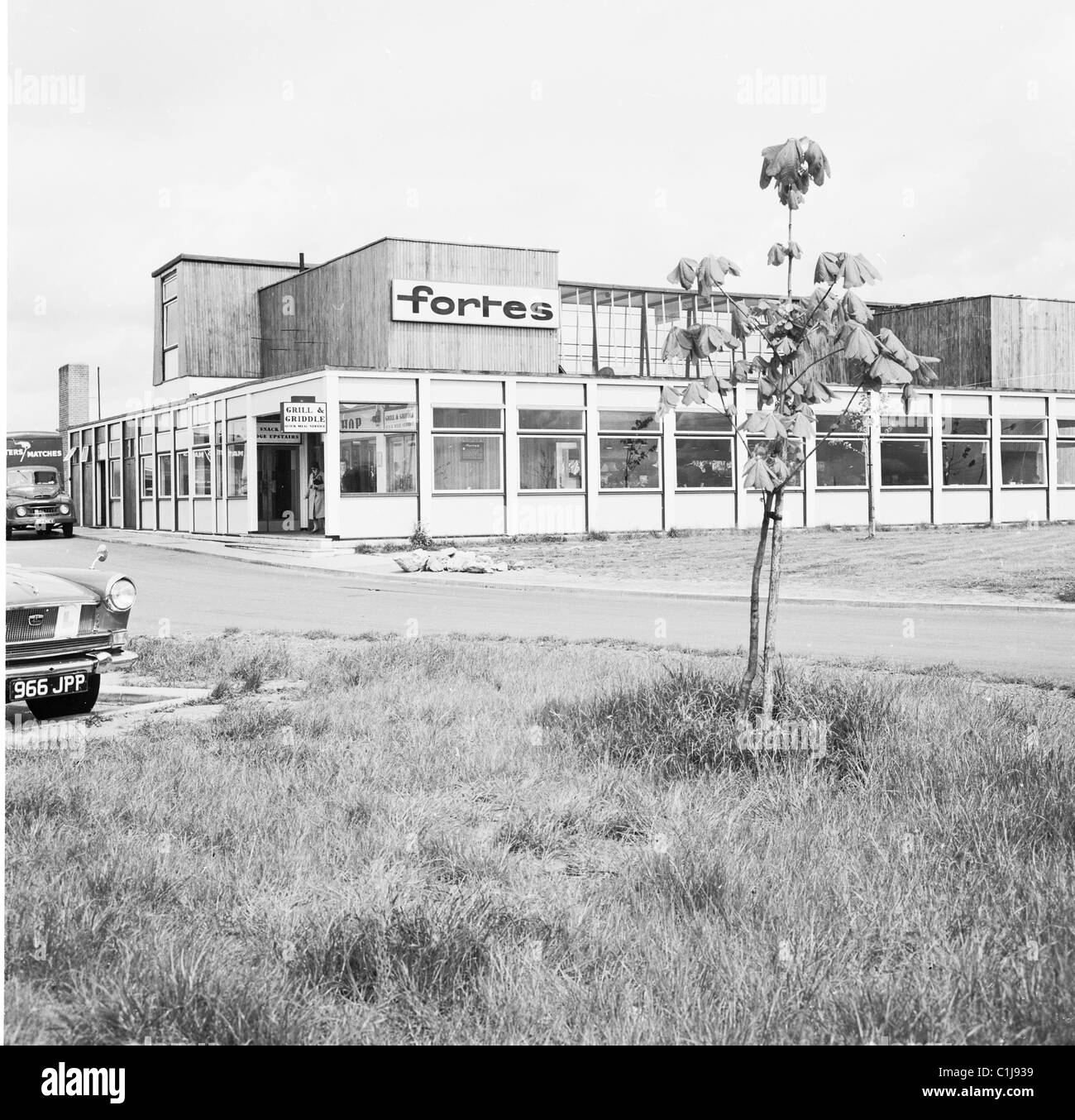 1960, la nouvelle station-service fortes et les automobilistes se reposent sur l'autoroute M1, à Newport Pagnell, en Angleterre, avec le restaurant Grill & Griddle. Banque D'Images