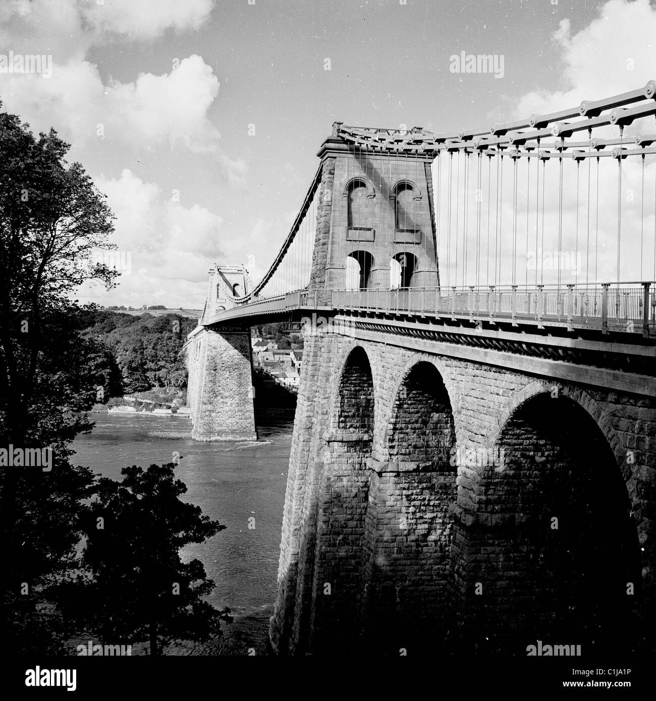 Années 1960, historique, le pont suspendu Menai, pays de Galles, conçu par Thomas Telford et le premier pont suspendu majeur du monde, ouvert en 1826. Banque D'Images