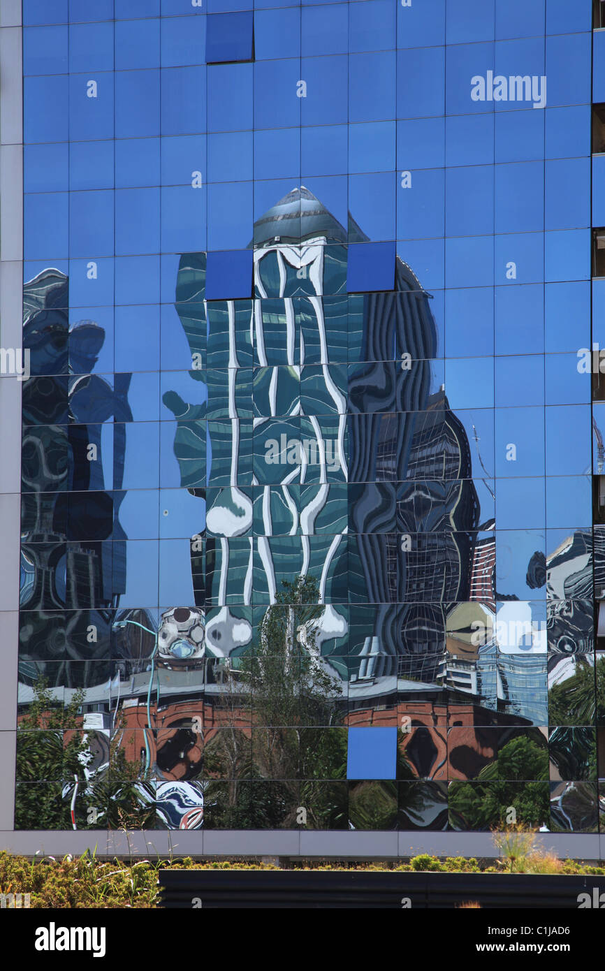 Reflet déformé de l'immeuble de grande hauteur dans [Puerto Madero] de Docklands [Buenos Aires] traduit par une façade en verre moderne Banque D'Images