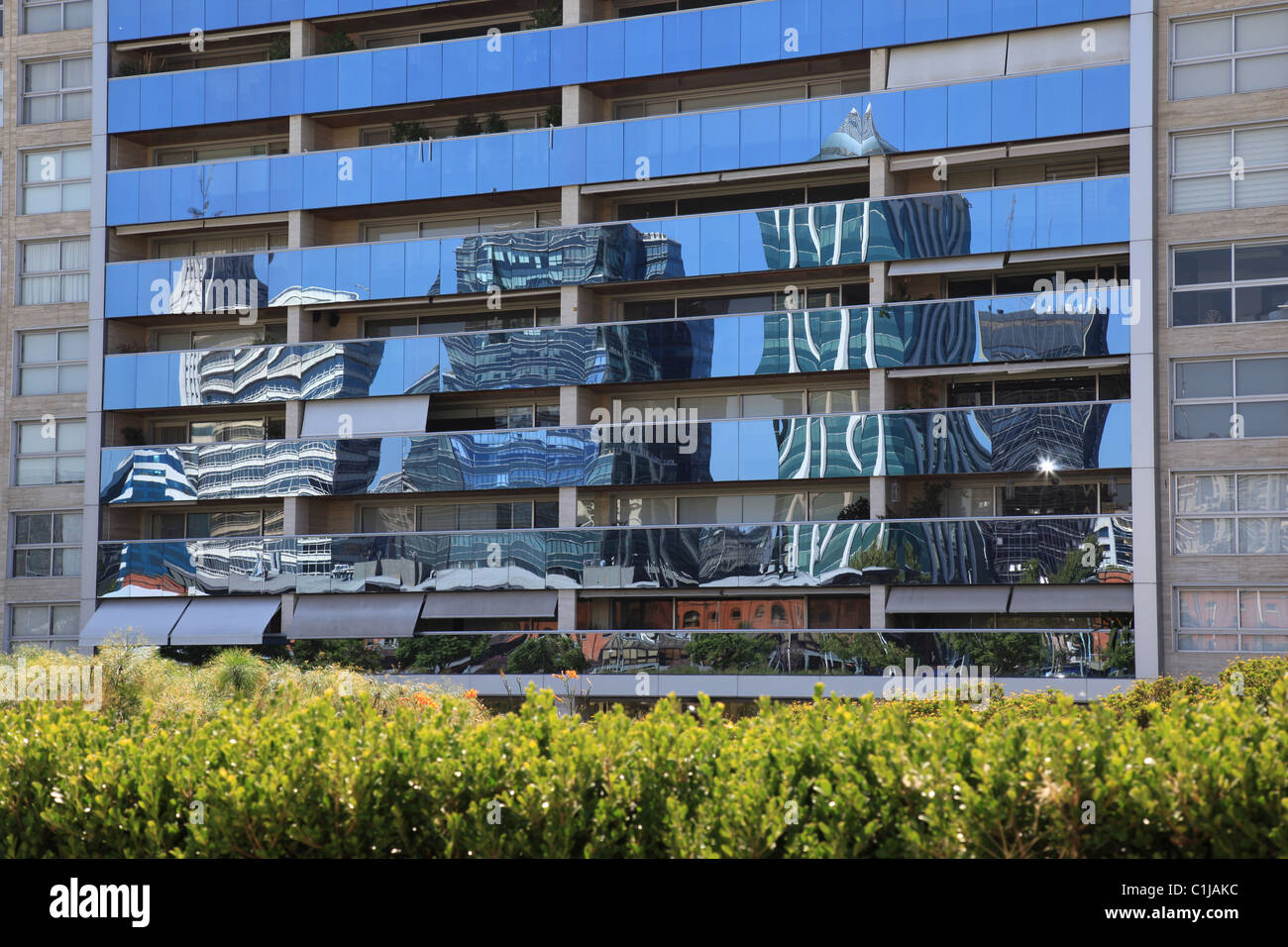 Reflet déformé d'immeubles de grande hauteur dans [Puerto Madero] de Docklands [Buenos Aires] traduit par une façade en verre moderne Banque D'Images