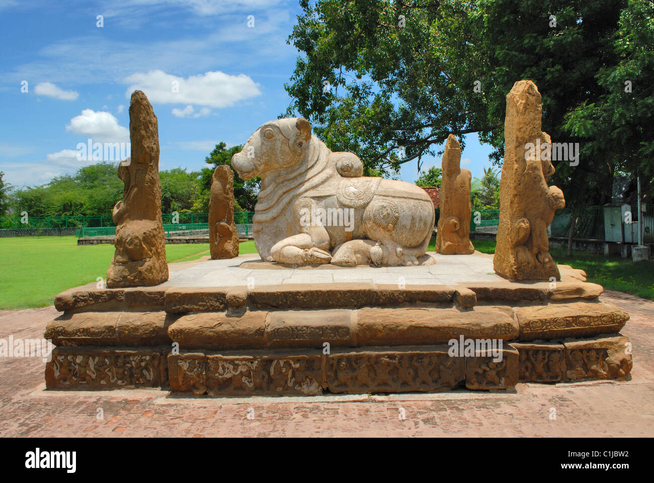 Sculpture de taureau Nandi assis, entouré par quatre piliers, lion au Temple Kailasanatha, Kanchipuram, Tamil Nadu, Inde Banque D'Images