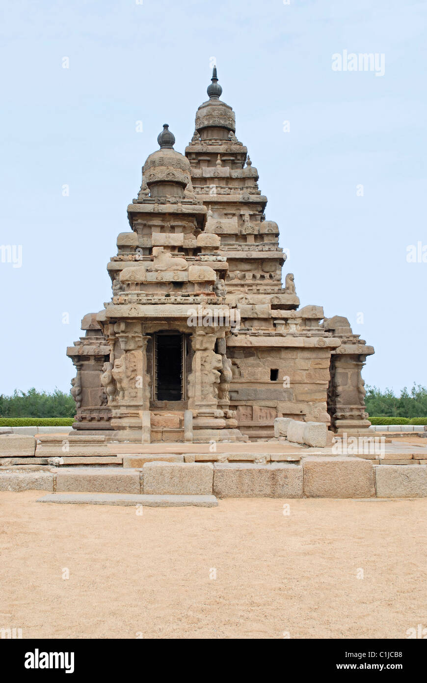 Vue générale du temple du Rivage, Mahabalipuram, Tamilnadu, Inde. Il a été classé comme site du patrimoine mondial de l'UNESCO. Banque D'Images