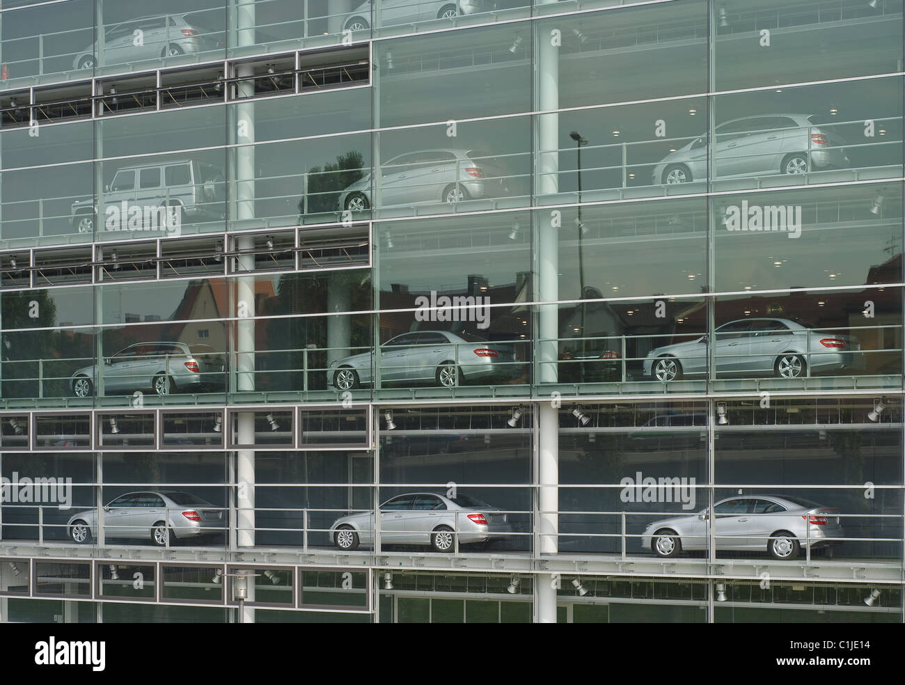 Collection de voitures à un showroom moderne Banque D'Images