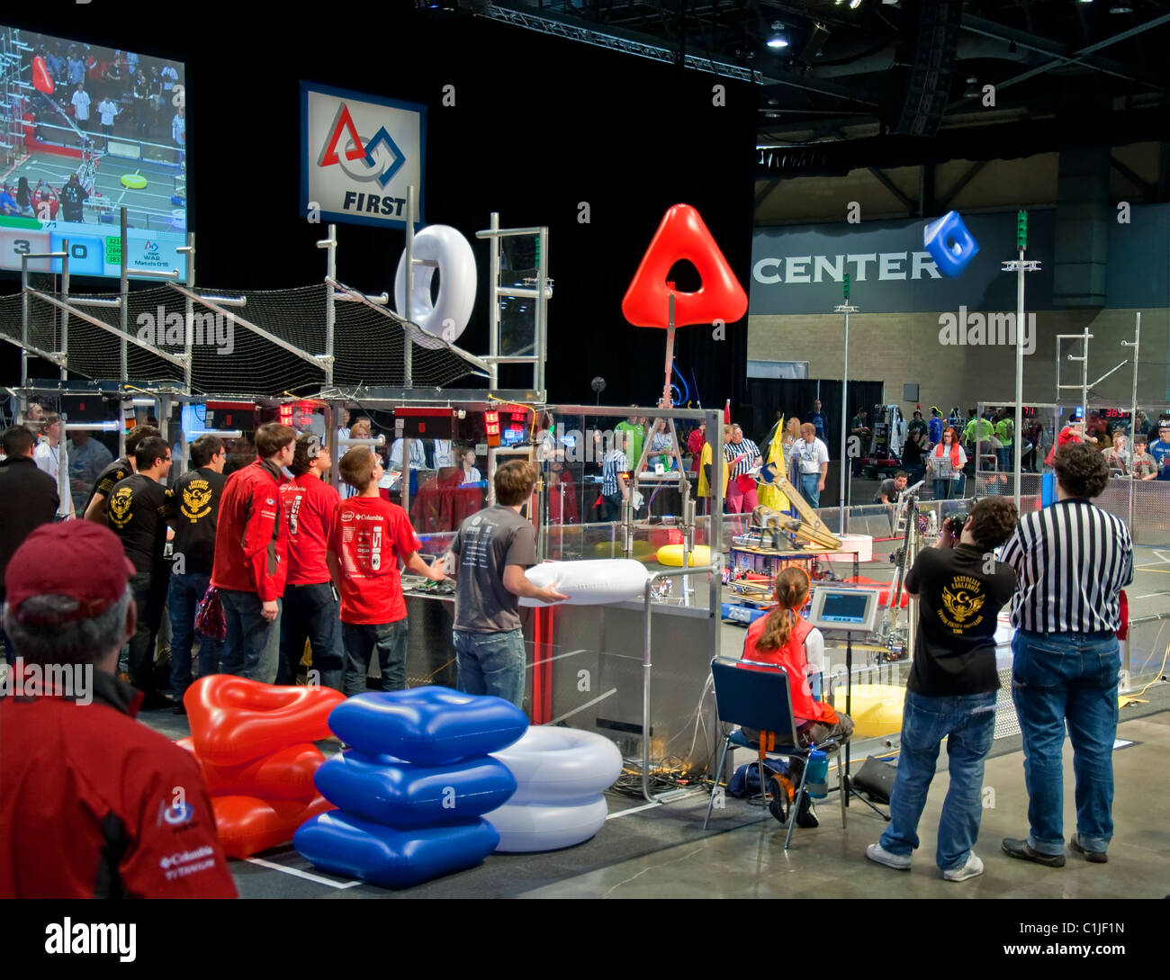 Ce stade a été un événement éducatif rempli d'adolescents et d'adultes avec leurs mentors construit la robotique dans une technique. Banque D'Images