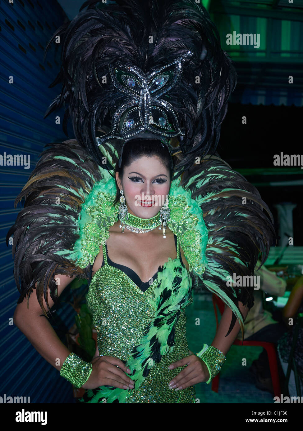 Spectacle de cabaret transsexuel thaïlandais en costume complet et plumes d'autruche. Thaïlande S. E. Asie Banque D'Images