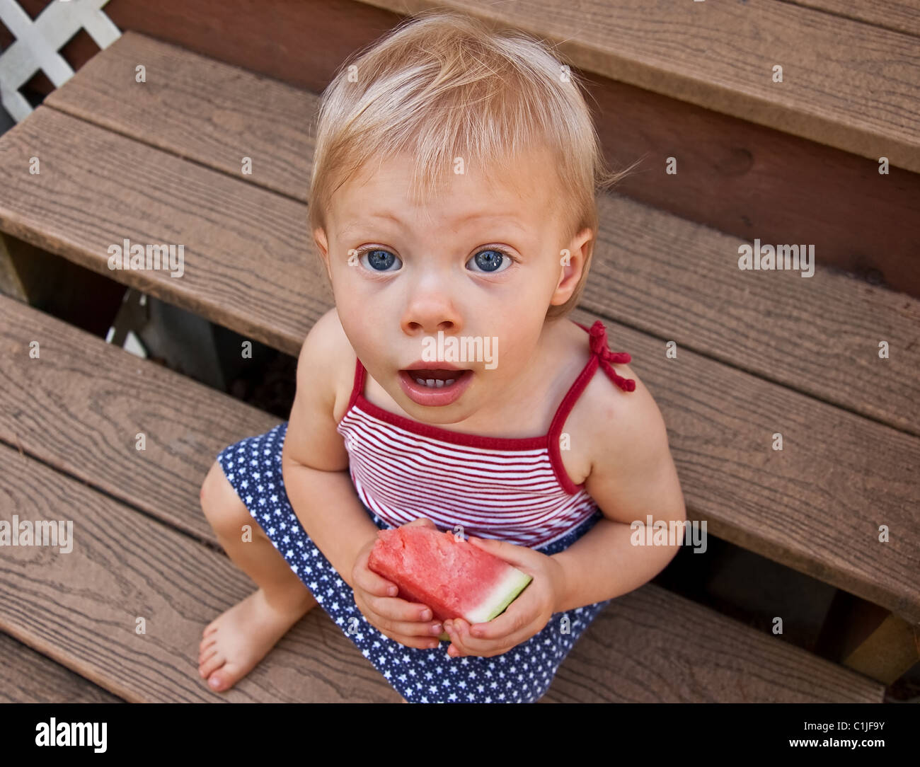 Ce Mignon Bebe Fille Aux Yeux Bleus Est En Train De Manger Une Tranche De Pasteque En Ete Sur L Escalier Elle Porte Une Robe Du 4 Juillet Photo Stock Alamy Ce Mignon Bebe Fille Aux Yeux Bleus Est En Train De Manger Une Tranche De Pasteque En Ete Sur L Escalier Elle Porte Une Robe Du 4 Juillet Photo Stock Alamy