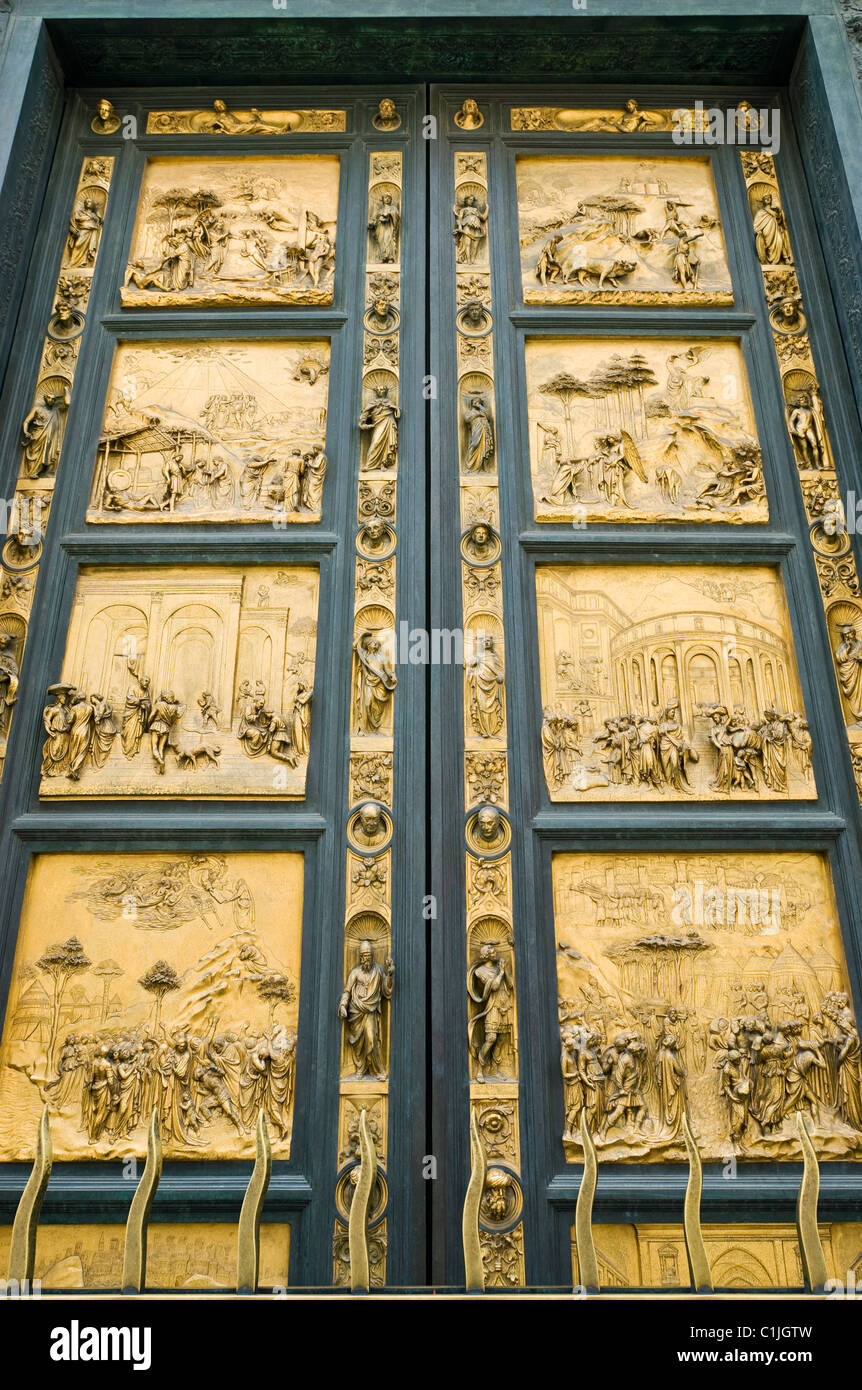Florence, Italie. Le Battistero di San Giovanni avec portes de bronze à l'Est, les portes du paradis (15c.) par Lorenzo Ghiberti. Banque D'Images