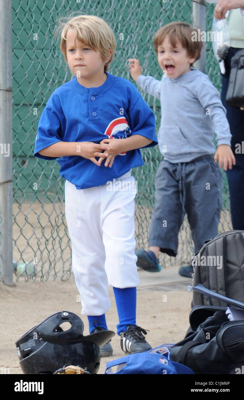 Deacon Reese Phillippe Ryan Phillippe regarde son fils d'un match de baseball avec sa petite amie et sa fille à Los Angeles, Californie Banque D'Images