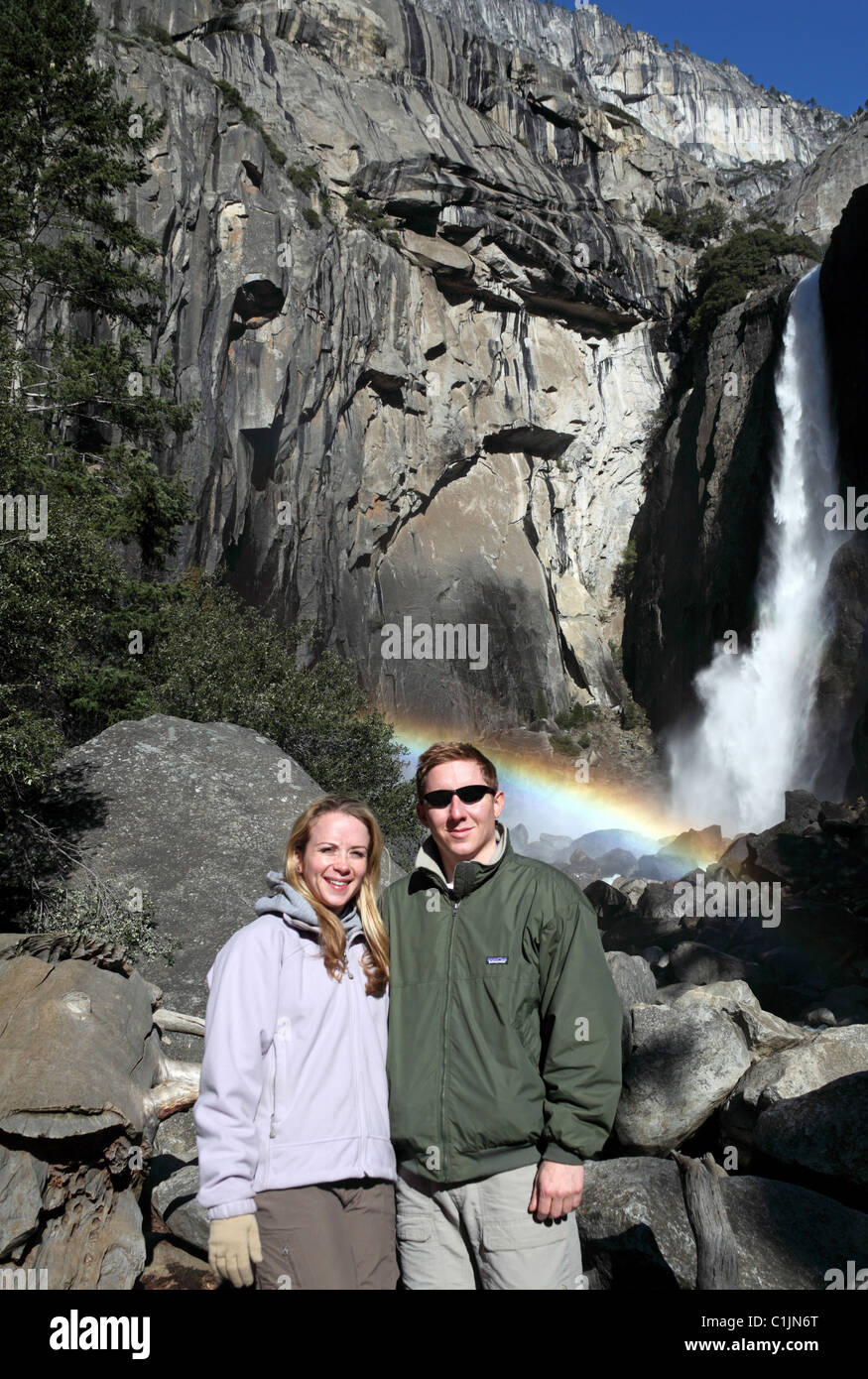 Couple à basse chute Yosemite Yosemite National Park Banque D'Images