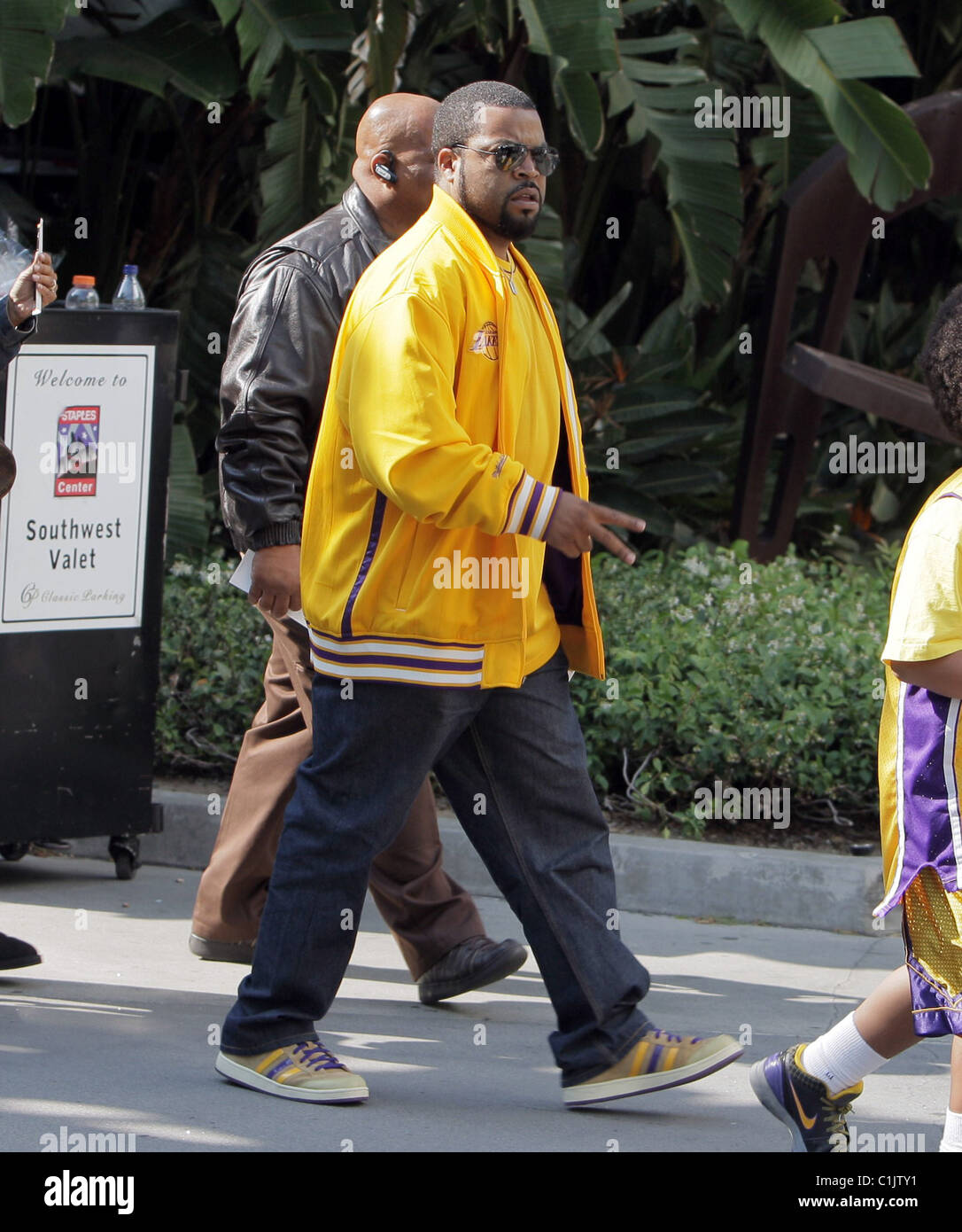 Ice Cube arrive pour le premier match de la NBA, Championnat National entre l'A.L. Lakers et Orlando Magic à Banque D'Images