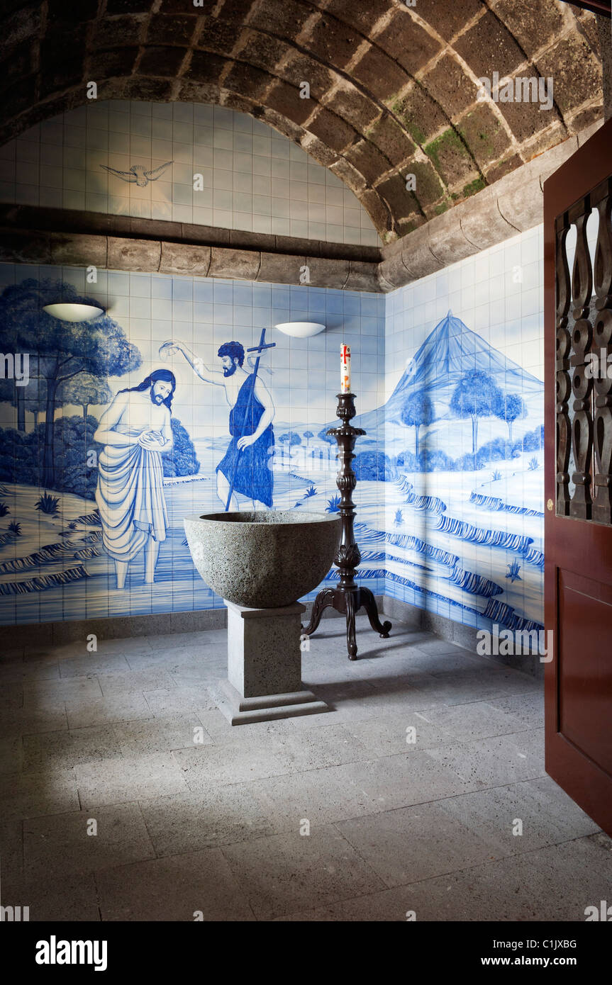 Fonts baptismaux dans une chapelle décorée d'azulejos, Açores, Portugal Banque D'Images