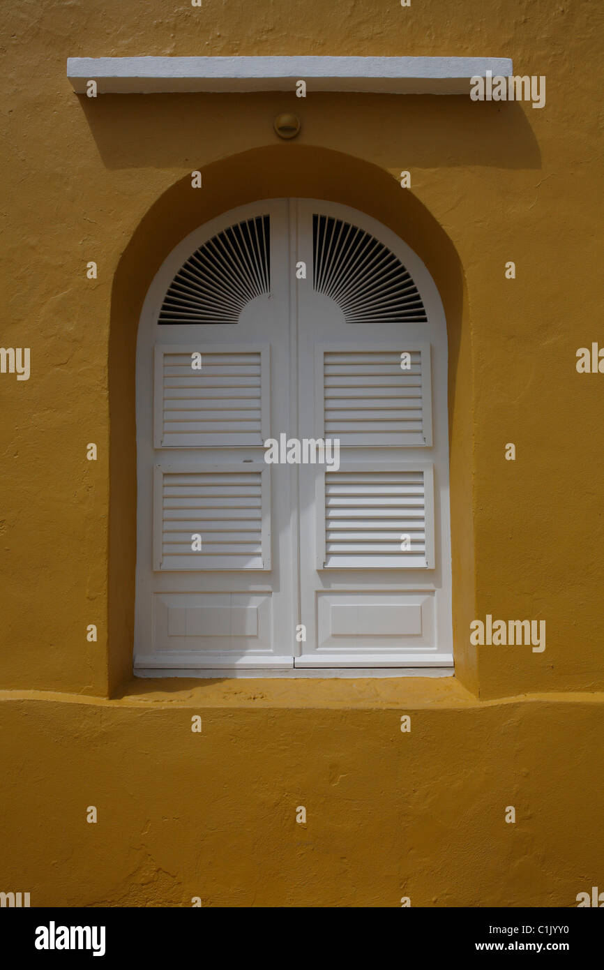 Fenêtre blanche sur un bâtiment jaune au Parc National Washington-Slagbaai à Bonaire, Antilles néerlandaises. Banque D'Images