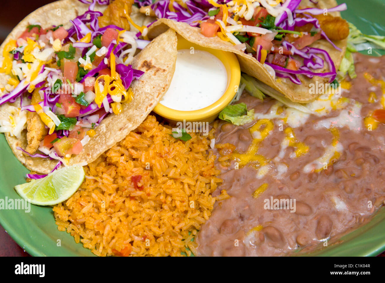 Dîner tacos avec du riz et des haricots frits re Banque D'Images