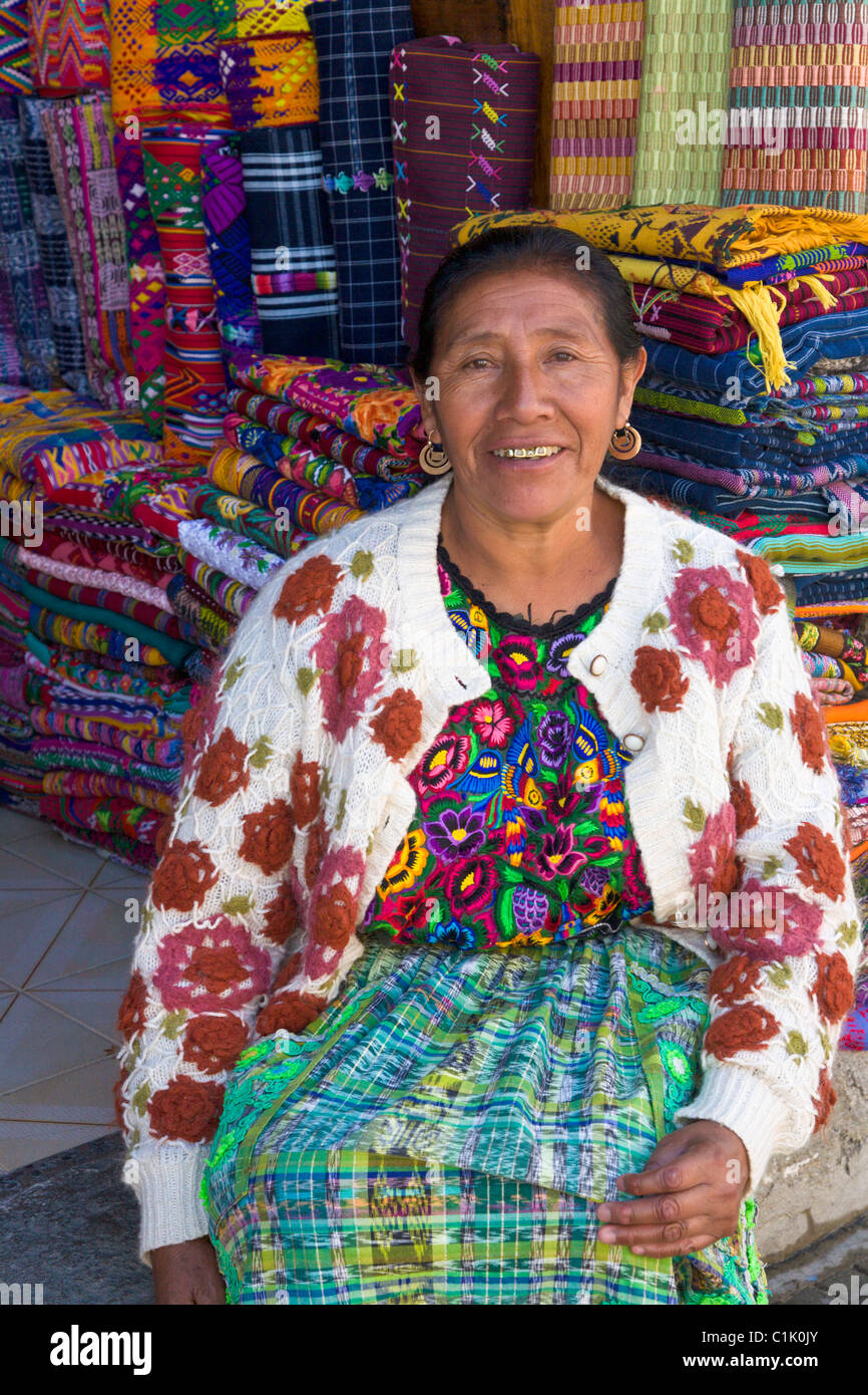 Femme maya la vente de textiles faits à la main et de souvenirs, Antigua, Guatemala Banque D'Images