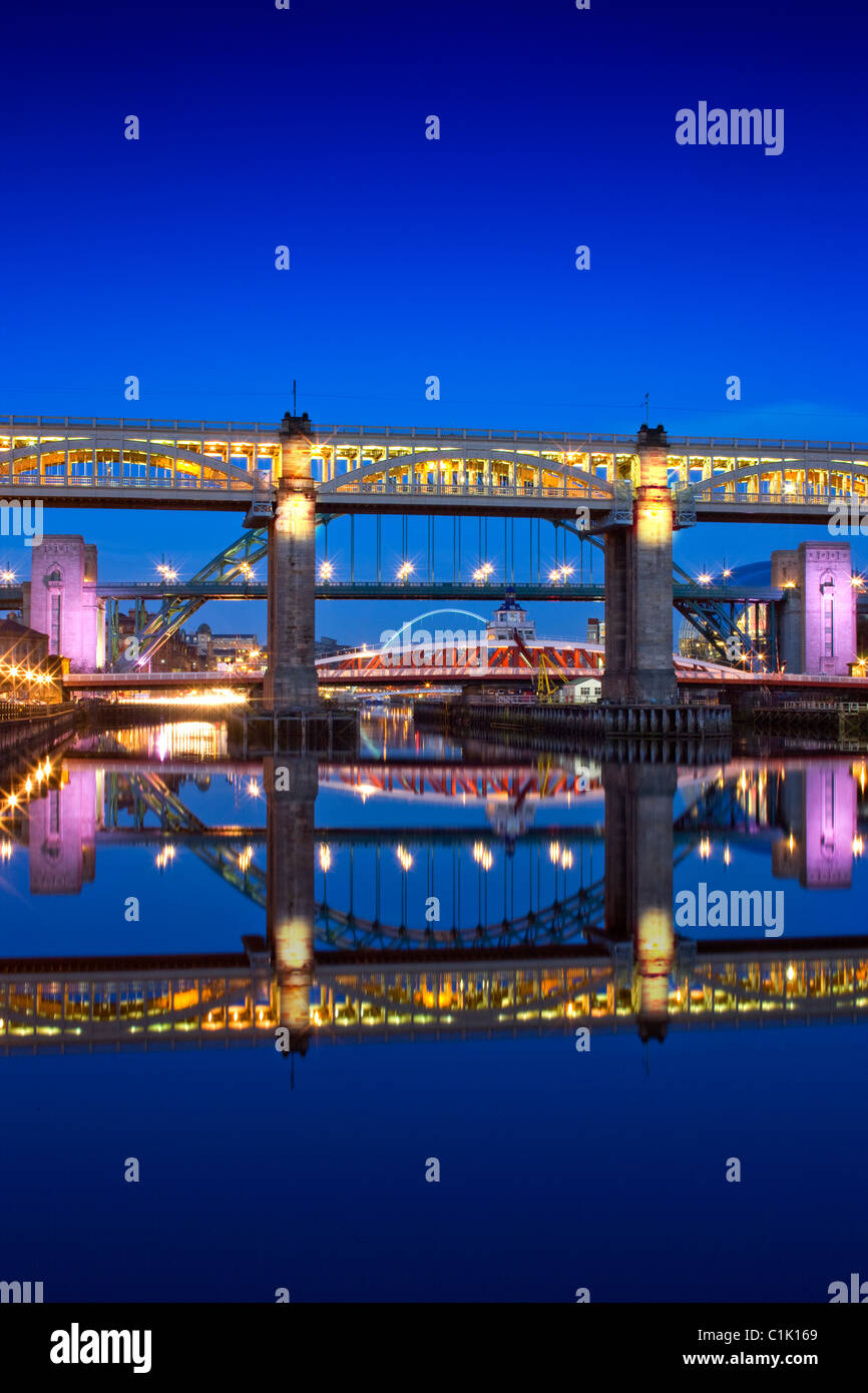 High Level Bridge et Tyne Ponts dans la nuit - Tyne Gateshead / Gateshead, Tyne et Wear, Angleterre Banque D'Images