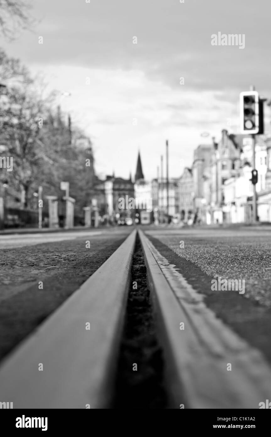 Une ligne de tramway sur la rue Princes Street à Édimbourg, Écosse Banque D'Images
