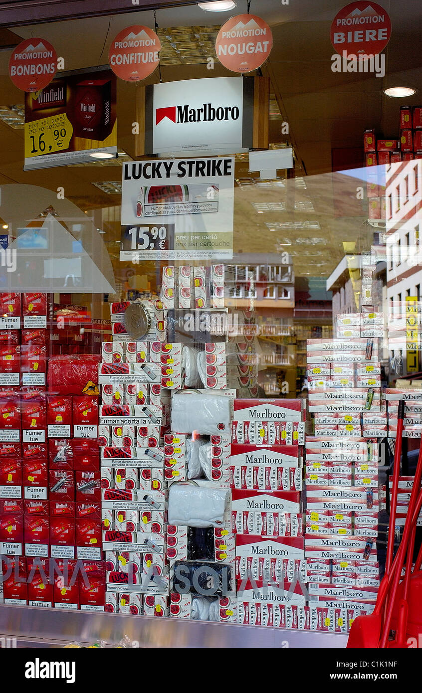 Andorre, Pas de la Casa, des cigarettes  vendre Photo Stock - Alamy