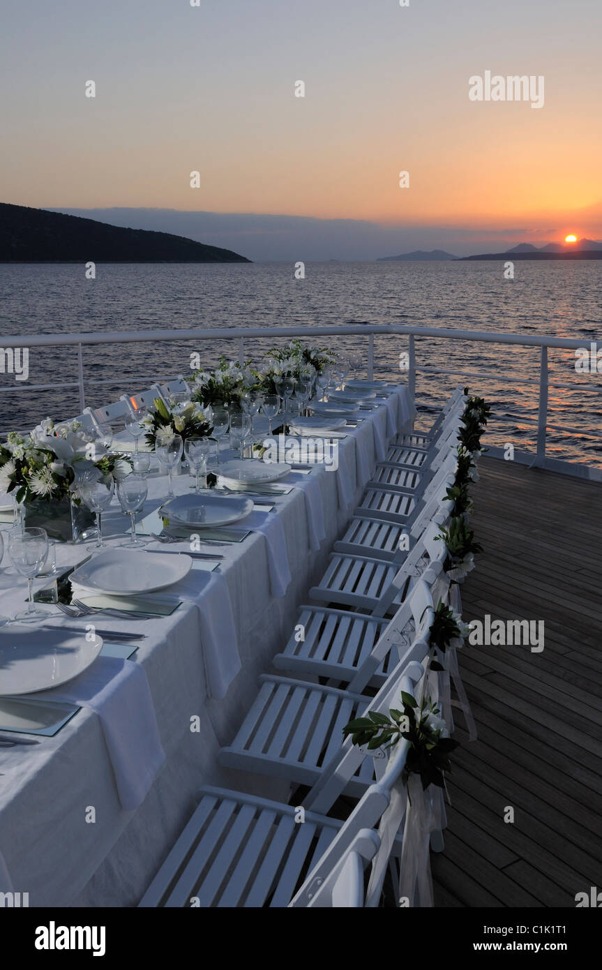 Fête de mariage table sur le pont du navire de croisière de luxe Banque D'Images