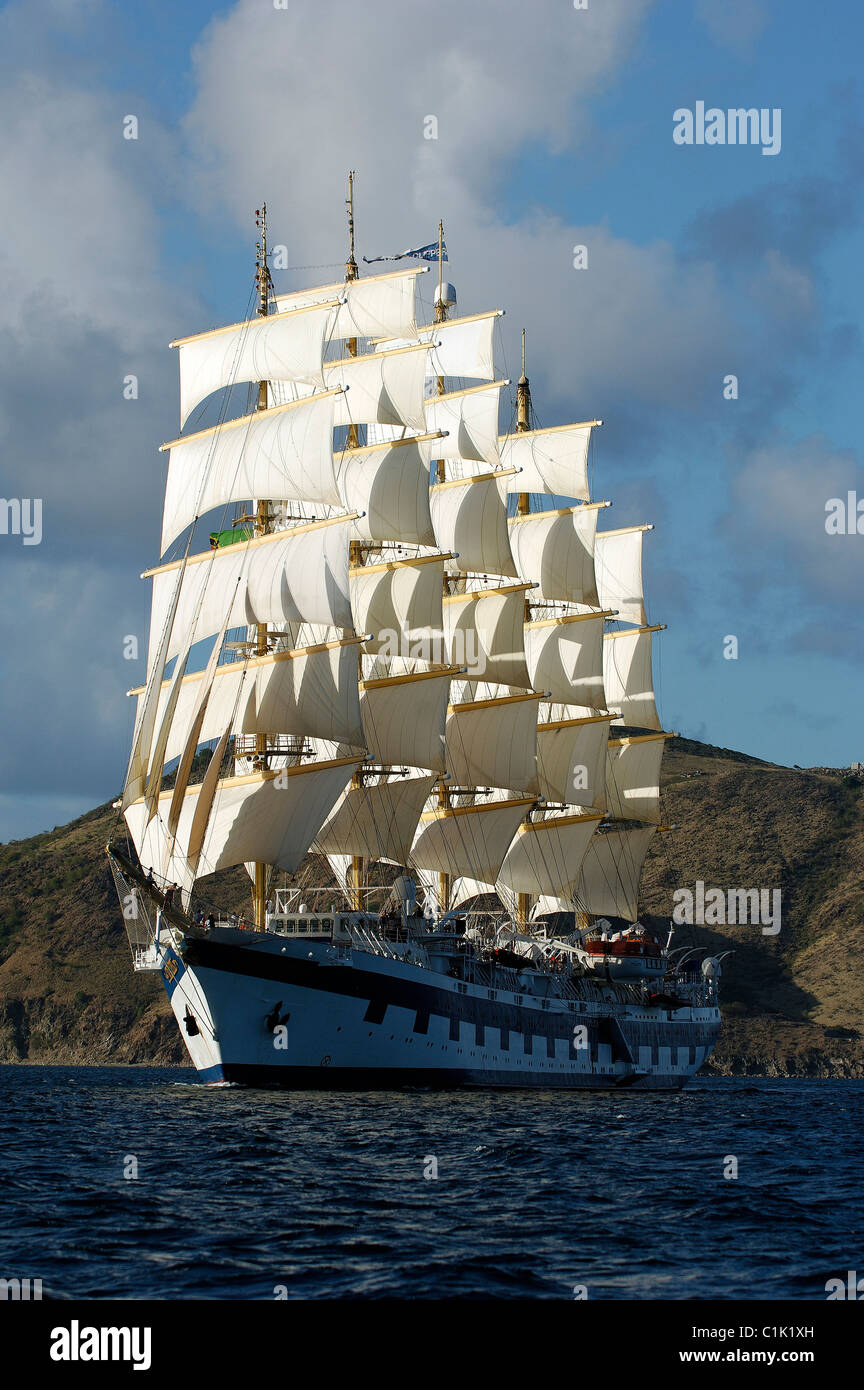 Mer des Caraïbes, l'île de Saint-Kitts (Saint-Christopher), les cinq mâts Royal Clipper avec chaque jeu de voile Banque D'Images