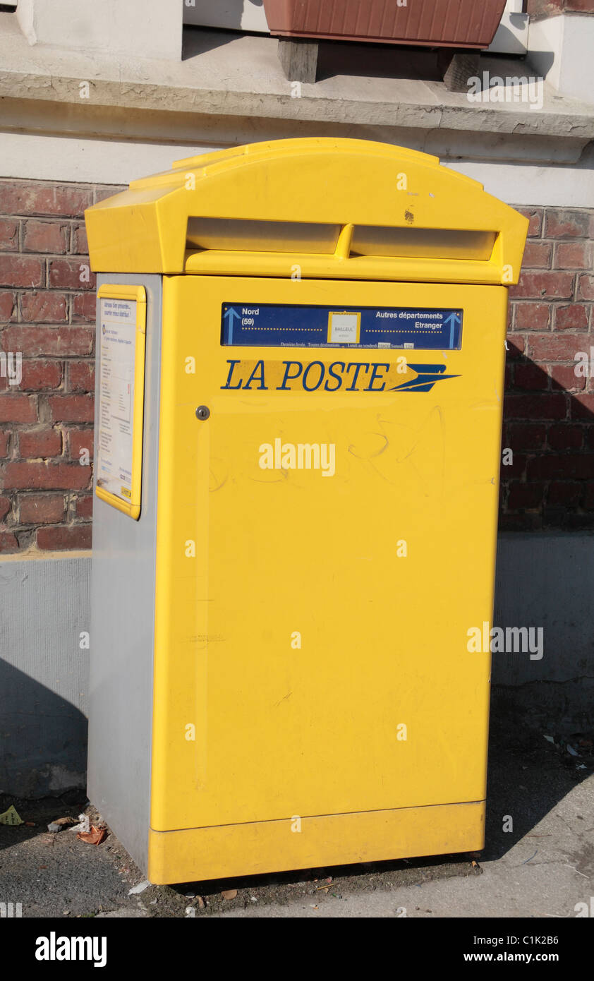 A La Poste (le service postal français) post box à Bailleul, France Photo  Stock - Alamy