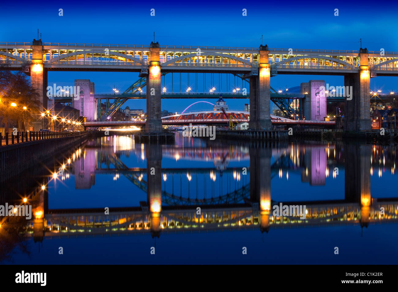 High Level Bridge et Tyne Ponts dans la nuit - Tyne Gateshead / Gateshead, Tyne et Wear, Angleterre Banque D'Images