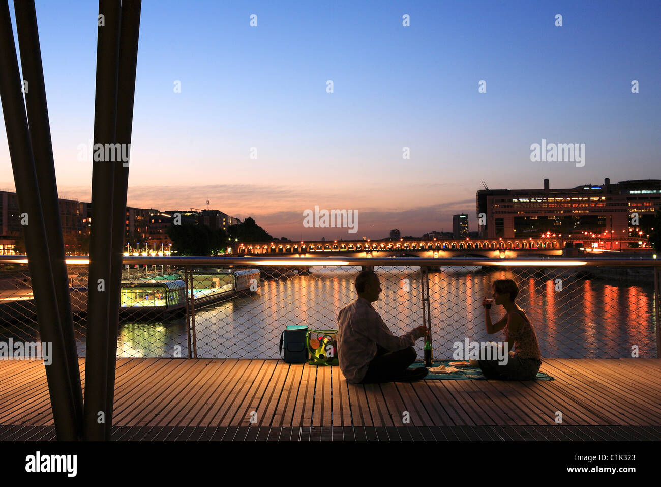 France, Paris, pique-nique sur la nouvelle passerelle piétonne Simone de Beauvoir de l'architecte Dietmar Feichtinger (2006) Banque D'Images