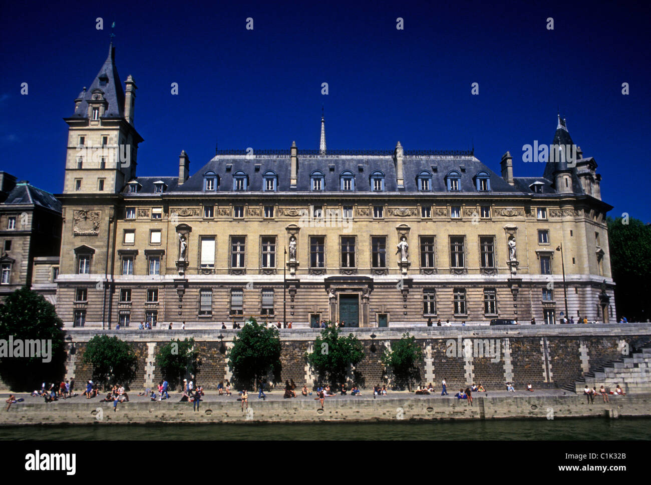 Palais de Justice Palais de Justice sur l'Ile de La Cité le long de la rivière Seine Ville de Paris Ile-de-France France Europe Banque D'Images