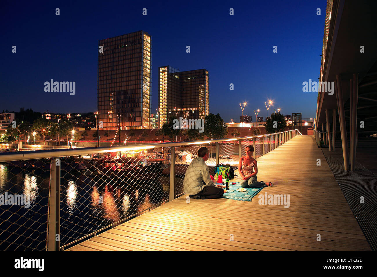 France, Paris, pique-nique sur la nouvelle passerelle piétonne Simone de Beauvoir de l'architecte Dietmar Feichtinger (2006) Banque D'Images