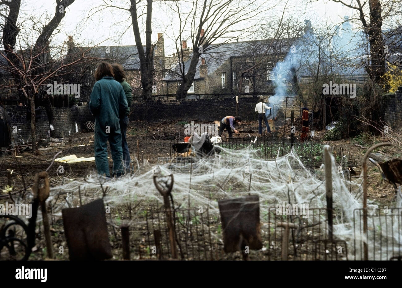 Les gens qui travaillent l'élimination d'un terrain à l'abandon de la Camberwell qui est effacée et transformé en un jardin communautaire pour cultiver des légumes dans le sud de Londres, l'Angleterre des années 70, 1976 KATHY DEWITT Banque D'Images