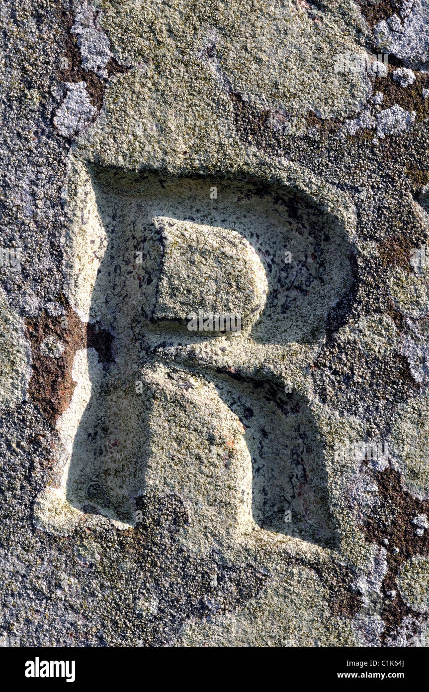 Lettre R sur une pierre tombale Banque D'Images
