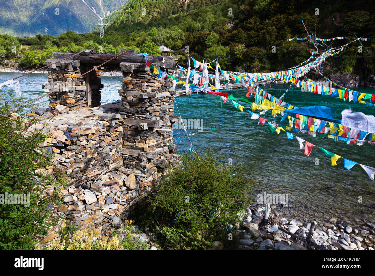 Tibet : tyrolienne, pont sur la rivière nyang Banque D'Images