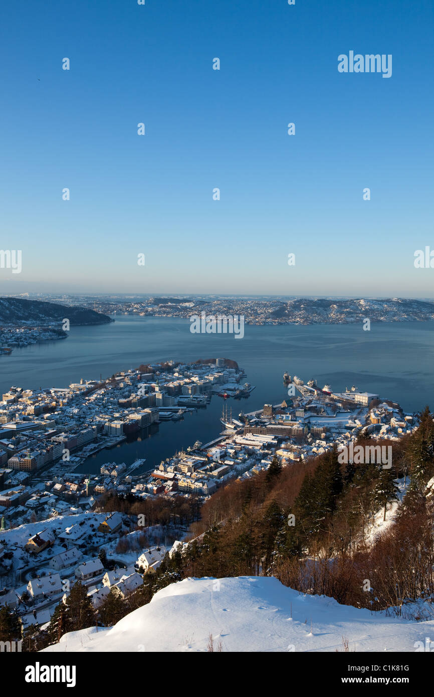 Vue du port de Bergen, sur un hiver. Banque D'Images