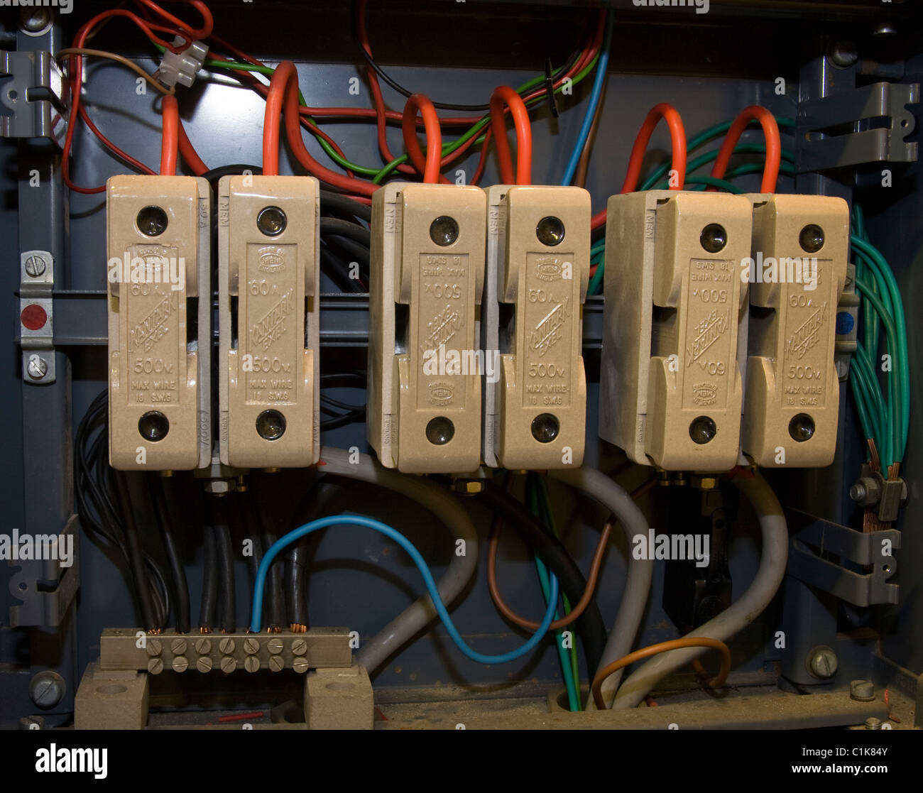 Le fusible du secteur de l'électricité, l'ancien type, céramique platine  connecteurs internes Photo Stock - Alamy