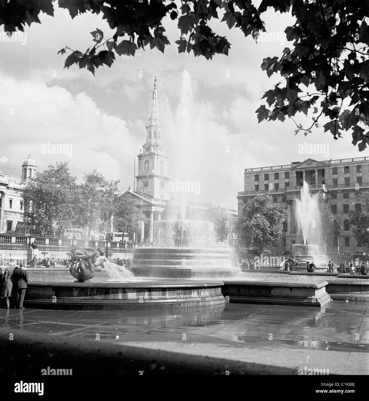 Années 1950, les deux fontaines de Trafalgar Square, Londres, conçues par Sir Edwin Lutyens comme mémoriaux aux de Lords Jellicoe et Beaty, remplaçant les plus anciennes. Banque D'Images
