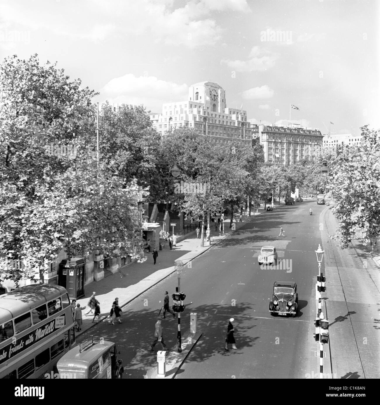 Années 1950, vue aérienne du remblai Victoria, une artère au bord de la Tamise qui va à la ville de Londres, avec les anciennes lignes de tramway sur la droite. Banque D'Images