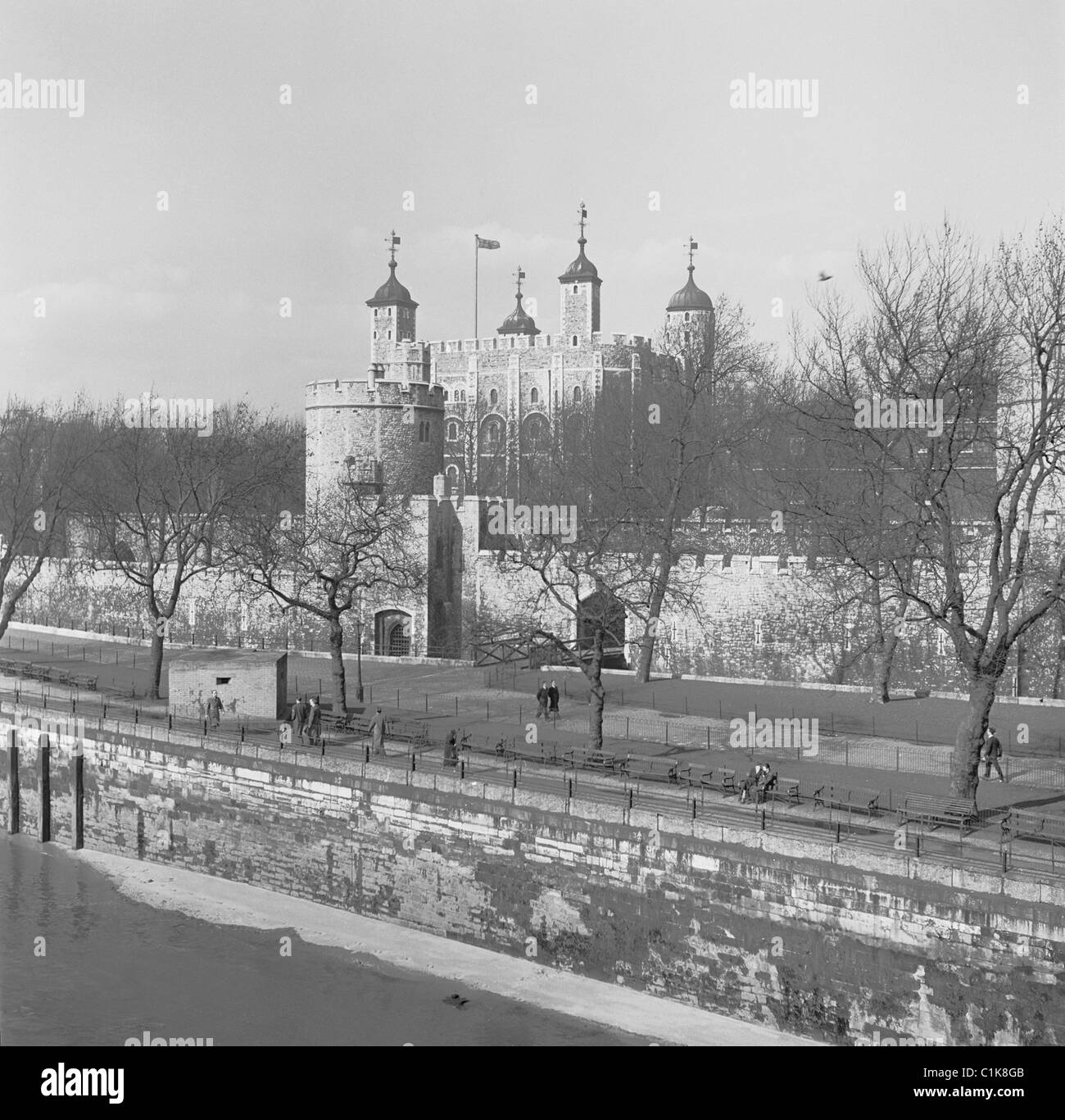 Années 1950, Londres, une vue du Palais Royal, la Tour de Londres qui date de 1078, dans cette photographie historique de J Allan Cash. Banque D'Images