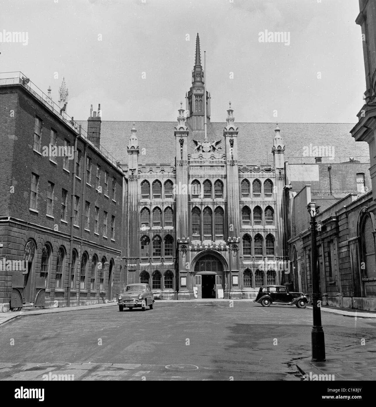 Années 1950, les voitures de l'époque garaient devant l'entrée du Guildhall, un bâtiment civique à Moorgate et le centre du gouvernement de la City de Londres. Banque D'Images